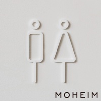 白色立體壓克力材質的男女廁所標示牌，分別以簡約的方形與三角形圖示代表。