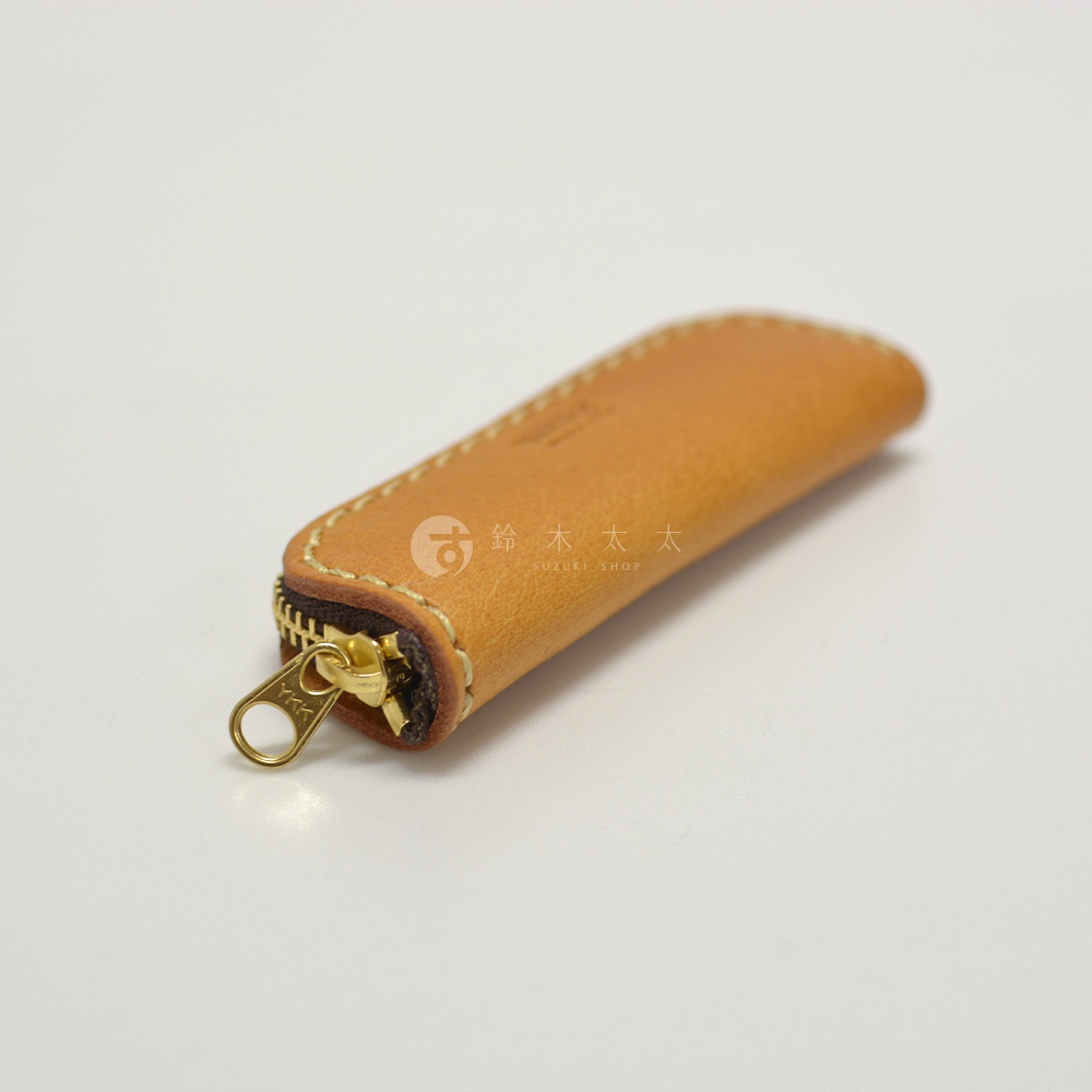職人手作皮革印章收納袋 KZ-121，淺棕色，採用真皮材質，搭配金色 YKK 拉鍊，邊緣縫線清晰，設計簡約。
