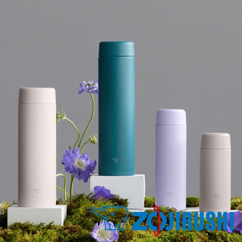 四個不同顏色的不鏽鋼真空保溫杯，分別為淺米色、深綠色、淺紫色和淺灰色，搭配紫色小花和綠色植被，整體呈現簡約自然的風格。