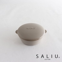 The Chef 品牌，迷你尺寸的耐熱陶製圓鍋，附有同色系的圓形鍋蓋，鍋蓋上印有「The Chef」字樣。