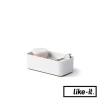 白色手提式雙層化妝品收納箱，內含一個粉餅盒和一個睫毛夾，箱體為光滑的塑料材質，設計簡約。