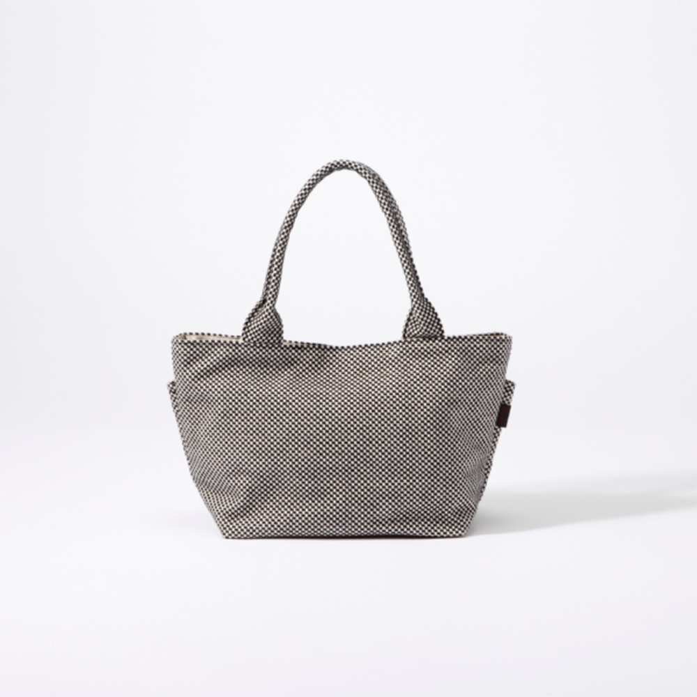一個黑白格紋刺子織手提托特包，有兩個提把。