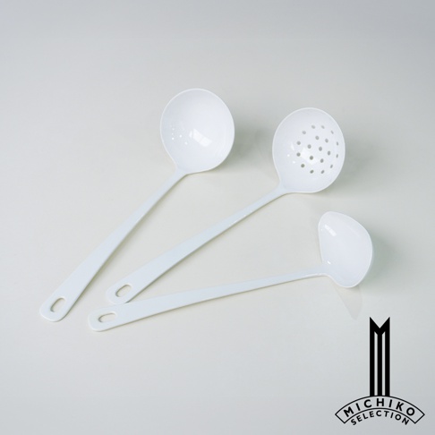 純白色湯勺與漏勺，分別呈現不同大小和孔洞設計，其中一個漏勺底部有黑色標誌，寫著「MICHIKO SELECTION」。