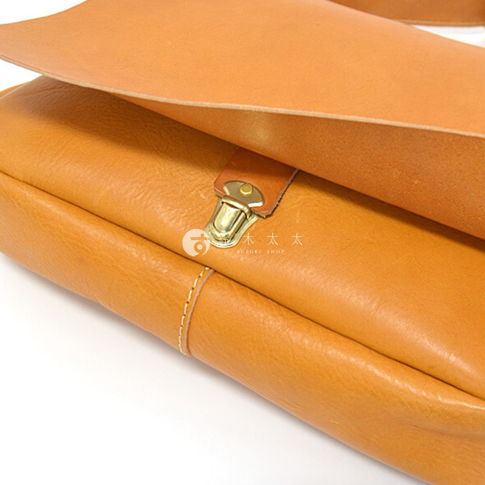 HERZ 日製職人手作皮革軟皮橫式斜背包 CK-94，展示箱包的皮革紋理和金屬釦細節