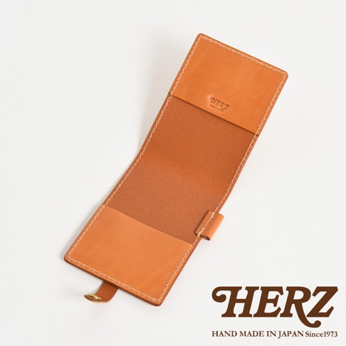 職人手作皮革便利貼收納套，全打開狀態，淺棕色牛皮製成，有品牌標誌壓印，搭配黃銅色金屬扣。