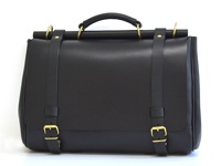 職人手作皮革屋瓦風三用側背包 (CW-147) MH，黑色皮革材質，帶有金色扣環和金屬環，設計簡約。