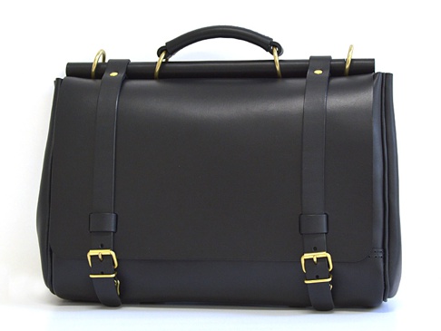 職人手作皮革屋瓦風三用側背包 (CW-147) MH，黑色皮革材質，帶有金色扣環和金屬環，設計簡約。