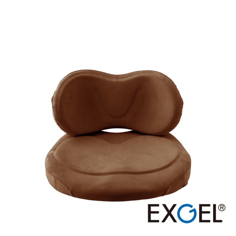 HUG COMFY PREMIUM 背部支撐旗艦版坐墊，呈深棕色，由柔軟絨布材質製成，包含一個可支撐背部的弧形墊和一個符合人體工學的圓形坐墊。