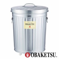 OBAKETSU 品牌手工製附輪垃圾桶，採用鍍鋅鋼板材質，表面帶有垂直條紋，配有金屬提把和兩個小輪子。