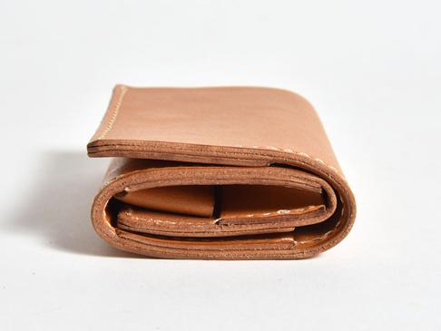 職人手作皮革三折式迷你短夾 (WS-2)，採用淺棕色牛皮製作，皮夾閉合狀態，展示皮革層疊與白色縫線細節。