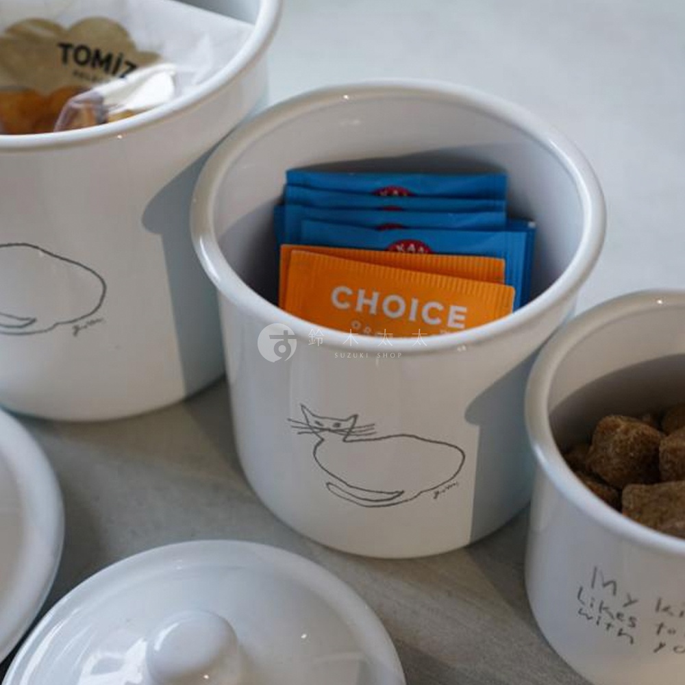 CAT&DOG 琺瑯儲物罐，三個白色圓形儲物罐，其中兩個罐身有簡約的貓咪線條圖案，另一個罐身寫有英文文字。罐內裝有小包裝的食品。