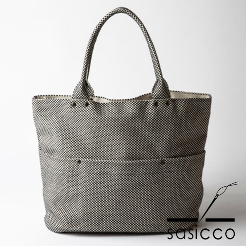 一款黑白格紋刺子織布料製成的大開口托特包，兩側有口袋，頂部有提把，設計簡約實用。