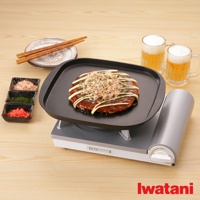 銀色節能高效瓦斯爐Eco Premium II CB-EPR-2，搭配黑色烤盤，盤上盛有一塊淋有醬汁、美乃滋與柴魚片的日式大阪燒，旁有三小碟配料（柴魚片、蔥花、紅薑絲）及兩杯啤酒。