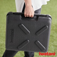 黑色硬質塑膠收納箱，表面有顆粒紋理，箱蓋上有「iwatani」字樣和四個長條形凸起，箱頂設有折疊式提把，配有鎖扣。
