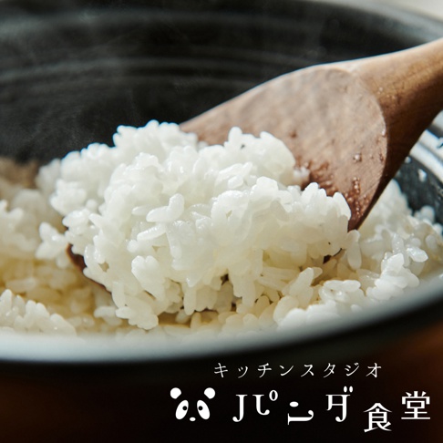 Kitchen Studio Panda食堂 萬古燒職人炊飯土鍋，使用木勺盛起剛煮好的熱騰騰白米飯