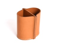 淺棕色皮革製成的手作分隔筆筒，設有兩個隔間，邊緣採用縫線裝飾，整體呈圓柱形。