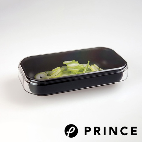 黑色與透明材質的長方形磨泥切片兩用盒，內部裝有切片的蔥段。