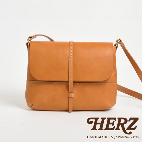 日本HERZ職人手作皮革細扣帶馬鞍包 CK-3，經典棕色，簡約設計，展現職人精湛工藝。