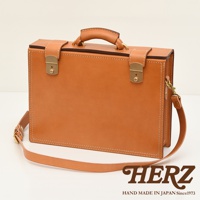 職人手作皮革兩用機師箱，經典棕色，採用高品質皮革製成，配有金屬鎖扣、頂部提把及可拆卸肩帶。