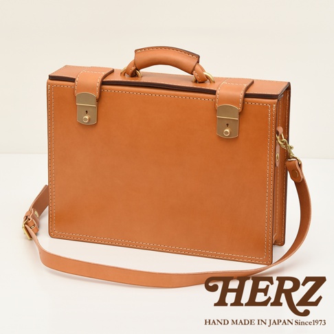 職人手作皮革兩用機師箱，經典棕色，採用高品質皮革製成，配有金屬鎖扣、頂部提把及可拆卸肩帶。