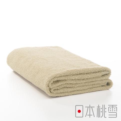 一條淺米色飯店浴巾，材質柔軟，觸感蓬鬆，呈現摺疊狀態，背景為白色。