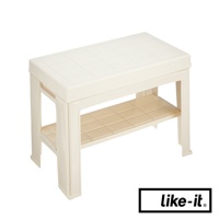 米白色塑膠材質的玄關穿鞋收納椅，設計簡潔，頂部和中間層板皆有方形格紋，帶有兩層收納空間，適合放置鞋子或雜物。