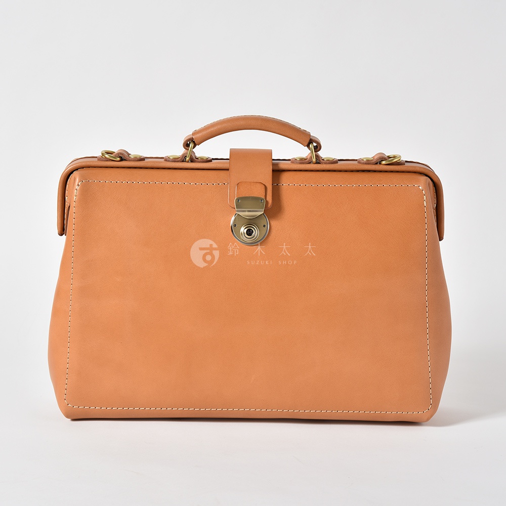 職人手作皮革軟式杜勒斯三用背包 BJ-16，呈現經典棕褐色，採用細緻縫線工藝，配有復古金屬鎖扣與皮革提把，展現高品質皮革質感。