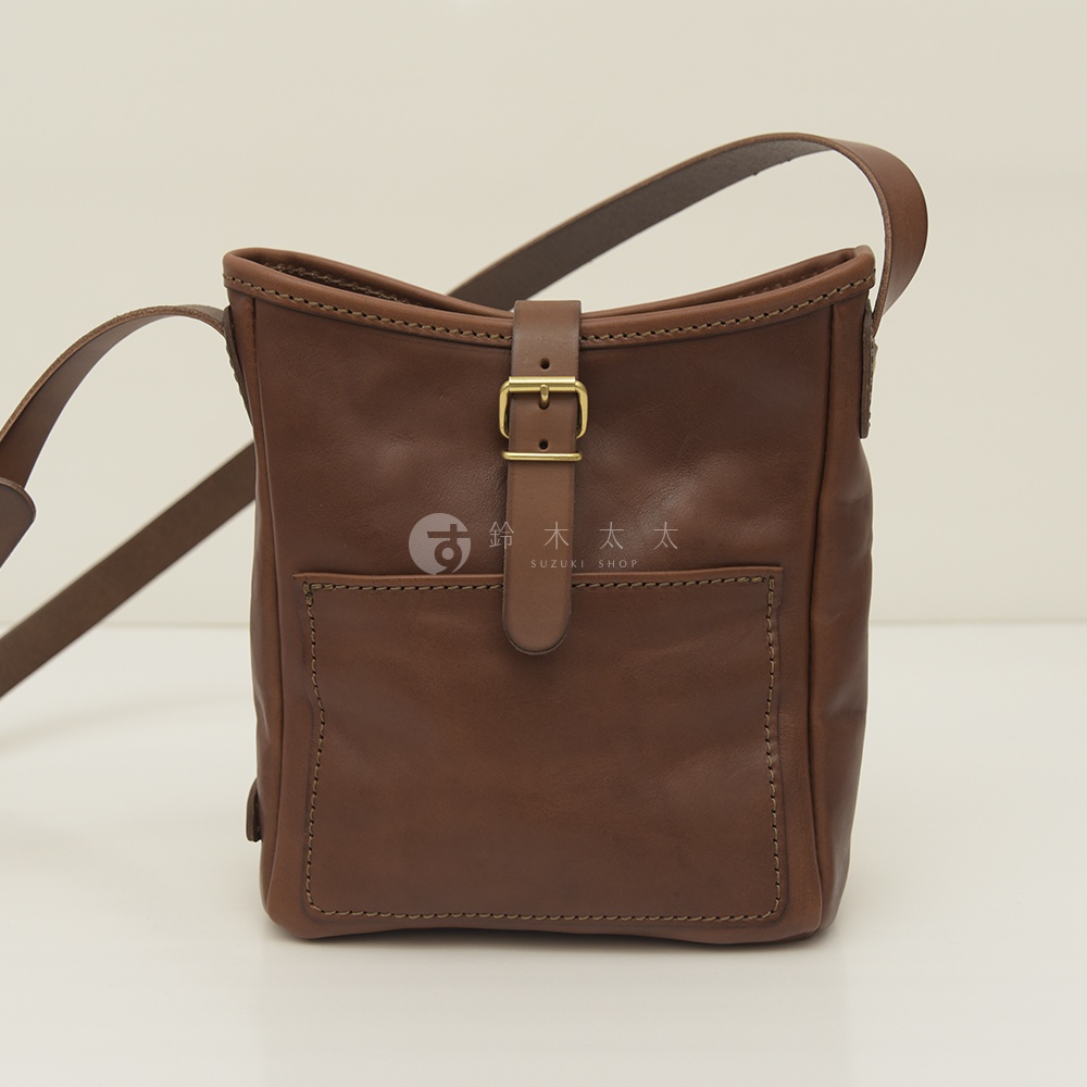 職人手作皮革輕便單肩側背包，咖啡色，帶有黃銅釦和前置口袋，簡約設計。