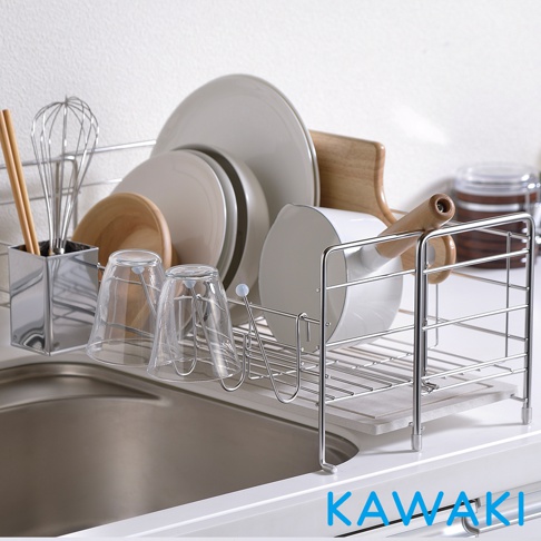 銀色金屬材質的伸縮式碗盤瀝水架，架上擺放著白色盤子、碗、木質砧板、鍋子、兩個玻璃杯，以及一個不鏽鋼的筷子架，架子下方有珪藻土吸水墊。