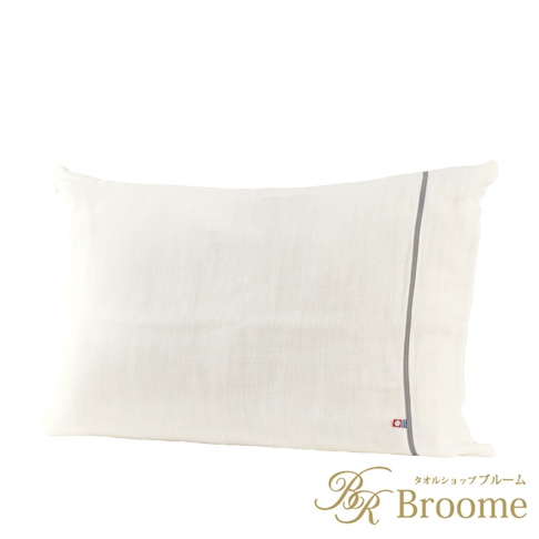 白色今治五層紗枕套，布料質地細緻，一側有細緻的灰色滾邊裝飾，並帶有品牌標籤。