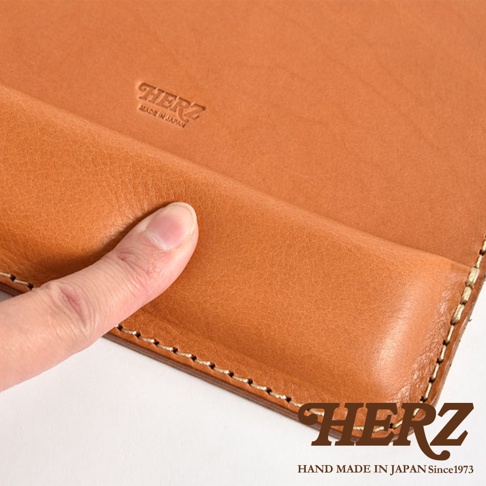 職人手作皮革滑鼠墊 KZ-2，採用天然皮革製成，呈現溫潤的焦糖棕色。皮革表面細緻，觸感柔軟，邊緣以精細車縫線處理，質感扎實。中間區域為滑鼠操作面，下方區域為手腕支撐設計。