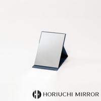 NAPURE 桌上型2Way折疊化妝鏡，深藍色，鏡面為金屬材質，可折疊立於桌面，鏡框為深藍色。