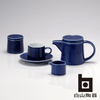 一套藍色陶瓷茶具，包括帶有白色內裡的杯子、茶壺、糖罐、奶盅和茶托。