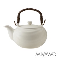 白色陶土茶壺，壺身有橫向紋路，搭配編織藤條提把，附有壺蓋和茶嘴。