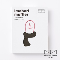 今治匹馬棉雙色圍巾，展示盒上印有簡約的卡通人物頭像，戴著深棕色紋理的圍巾。