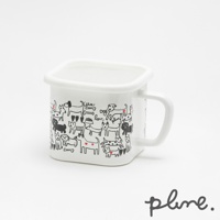 白色琺瑯方形保鮮罐，帶有手把及蓋子，罐身印有黑白線條勾勒的各種狗狗圖案，部分狗狗身上飾有紅色愛心。