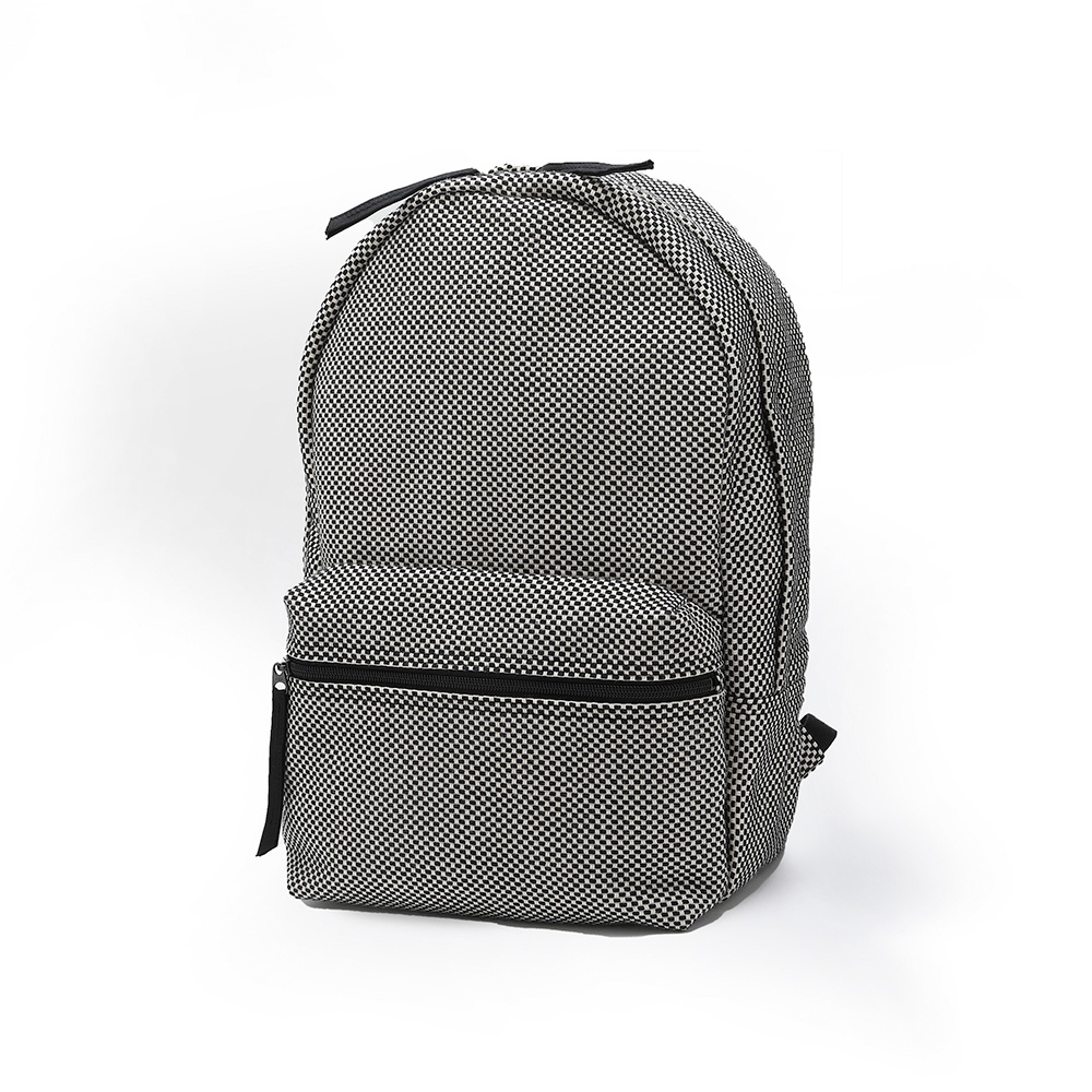 三河木綿刺子織後背包，採用棋盤格紋圖案，主體為黑白交織的織紋，配有黑色拉鍊和提把，側邊有黑色織帶。