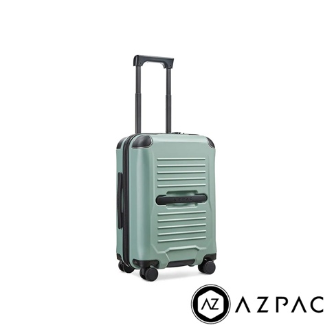 霧綠色 20 吋 ABS 材質行李箱，配備煞車、防爆拉鍊、可伸縮拉桿和四個萬向輪。箱體正面有橫向壓紋和黑色提把，以及 AZPAC 品牌標誌。