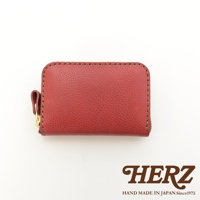 職人手作皮革收納錢包，酒紅色，採用荔枝紋皮革，配有金色拉鍊及皮革拉環，邊緣以深棕色縫線處理。