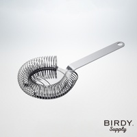 長柄不鏽鋼濾酒隔冰匙，銀色，由光滑的不鏽鋼製成，帶有螺旋濾網和一個帶掛孔的扁平手柄。