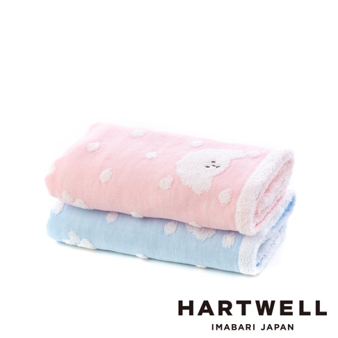 兩條今治純棉點點紗布毛巾，一條為粉紅色，一條為淺藍色，兩條毛巾皆帶有白色的小點點圖案，粉紅色毛巾上還有白色的小狗圖案。