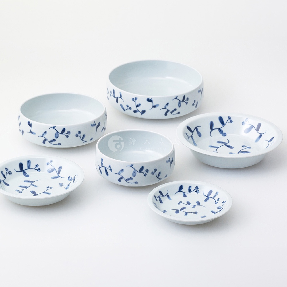 波佐見燒藍花紋六件式碗盤組，包含大小不一的淺碗及盤，皆以白色陶瓷為底，飾有藍色植物枝葉與小花圖案。