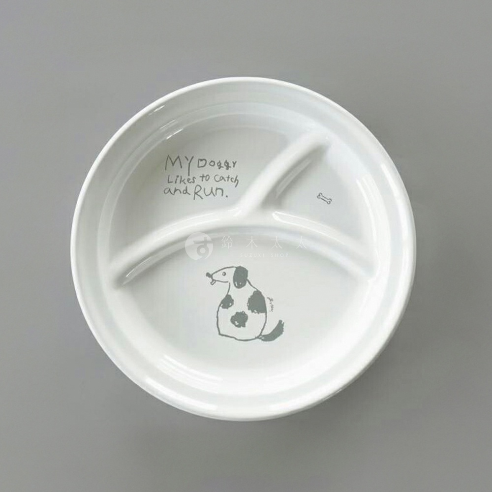 CAT&DOG 琺瑯分隔餐盤 (狗)，白色琺瑯材質，圓形盤面有三個分隔，印有手繪風格的斑點狗圖案、骨頭圖案及英文文字「MY doggy Likes to catch and Run.」。