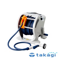 白色塑膠水管捲盤，裝有藍色水管，配有橘色水管固定夾、側面手搖曲柄和白色手柄的噴嘴。