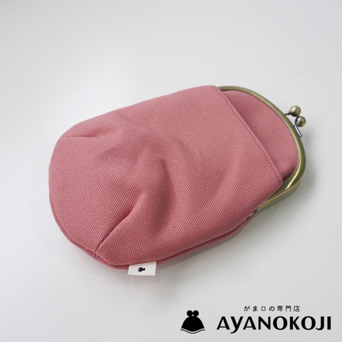 一個粉色帆布腰掛口金包，帶有黃銅色金屬開合，背景是白色。