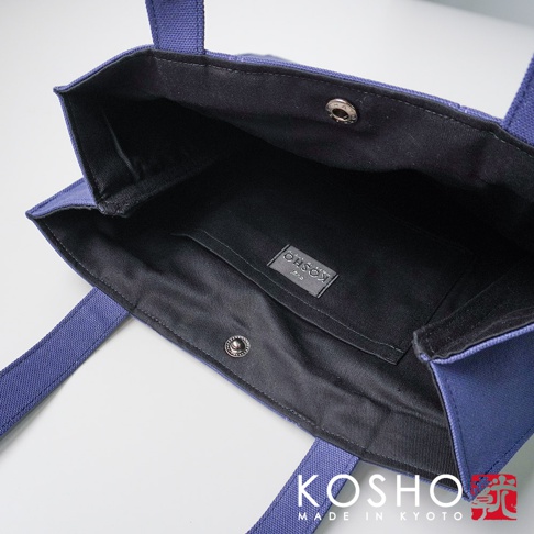 京都職人手作ougi棉帆布扇形托特包，此款為深藍色，包內有黑色襯裡及一個黑色標籤，外部有磁釦。