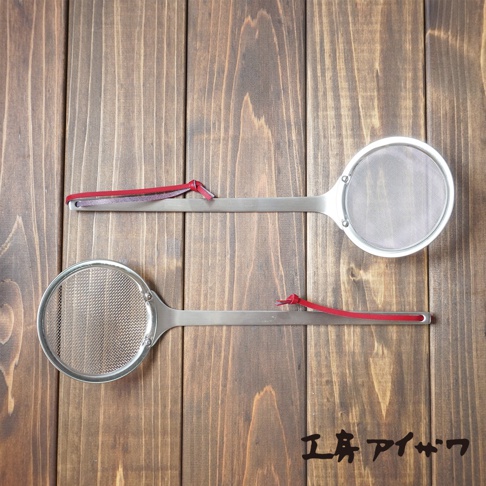 兩支不鏽鋼萬用撈泡勺，帶有細網篩網和紅色掛繩，放置在木紋背景上。