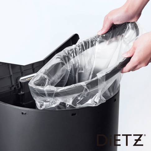 雙手正將透明垃圾袋固定在黑色 30 公升自動感應靜音垃圾桶的開口處。