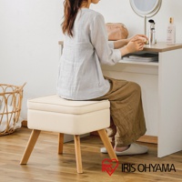 米白色皮革椅凳，配有四支圓形木質椅腳，椅面有縫線裝飾，風格簡約。