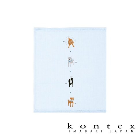 淺藍色二層紗布巾，印有四隻不同顏色柴犬的圖案，從上至下分別為棕色、白色、黑白相間及棕色柴犬，每隻柴犬旁標示其名稱。